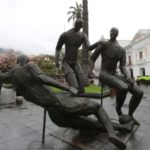 Escultura «Con amor al Deporte» luce en la Plaza de la Independencia Escultura «Con amor al Deporte» luce en la Plaza de la Independencia