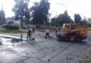 Junto a los vecinos, maquinaria del Municipio de Quito limpia los obstáculos de las vías
