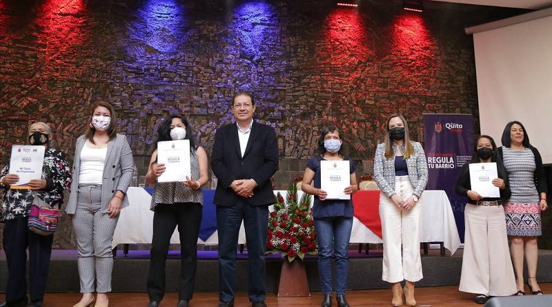 Municipio de Quito entregó 53 títulos de propiedad a familias de La Delicia
