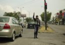 ¿Por qué los agentes civiles de tránsito se ubican debajo de los semáforos?