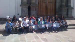 Adultos mayores y niños, diversión y aprendizaje en los cursos vacacionales