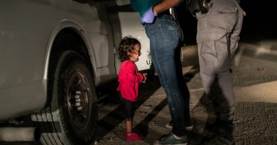 Títle Crying Girl on the Border John Moore, Getty Images