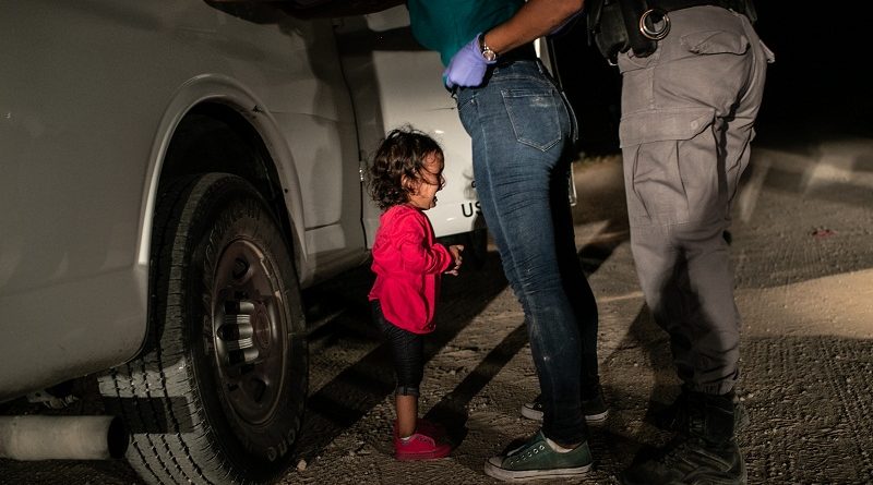 Títle Crying Girl on the Border John Moore, Getty Images