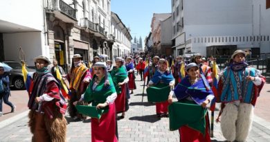 DESFILE DÍA AMOR A QUITO