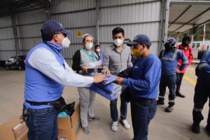 Entrega de trajes de bioseguridad
