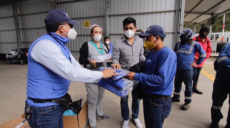 Entrega de trajes de bioseguridad