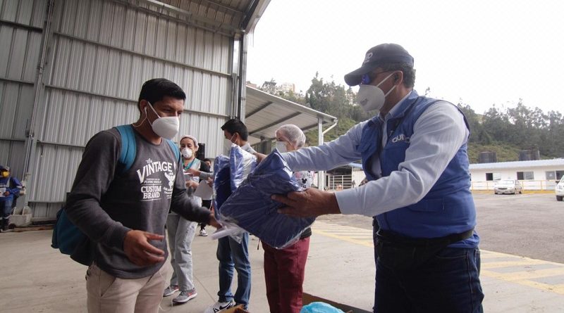 Entrega de trajes de bioseguridad