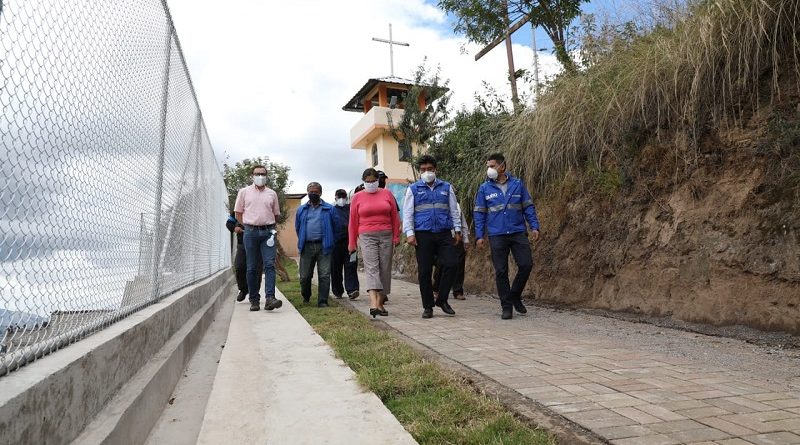Alcalde entregó muros de contención en el sur de Quito