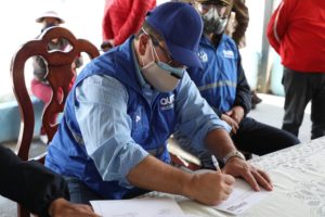 Firma de convenio ACDC y comerciantes calle Loja