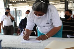 Firma de convenio ACDC y comerciantes calle Loja