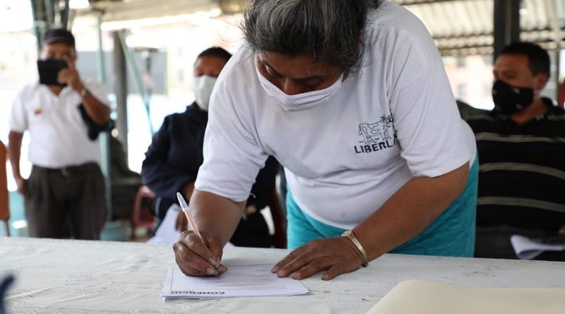 Firma de convenio ACDC y comerciantes calle Loja