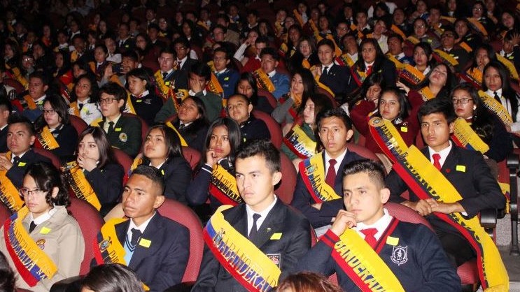 300 estudiantes de los centros educativos municipales acceden a becas otorgadas por el Municipio de Quito