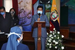 Condecoración 150 años de vida escuela San Carlos