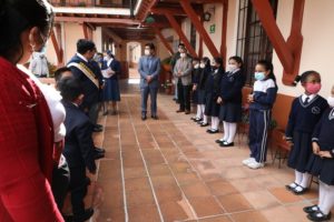 Condecoración 150 años de vida escuela San Carlos