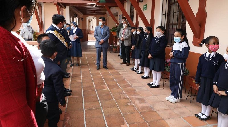 Condecoración 150 años de vida escuela San Carlos