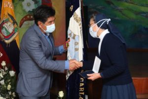 Condecoración 150 años de vida escuela San Carlos