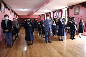 Condecoración 150 años de vida escuela San Carlos