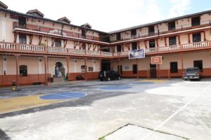 Condecoración 150 años de vida escuela San Carlos