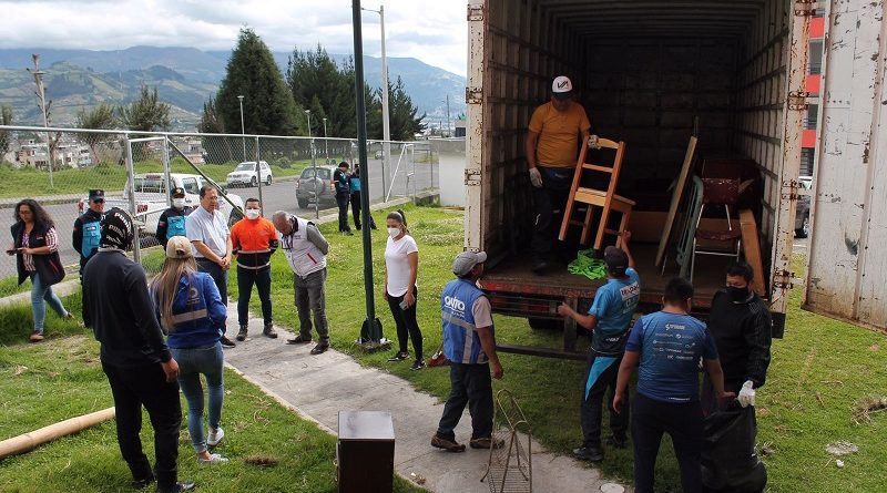 Entrega de 4 viviendas a familias de Solanda