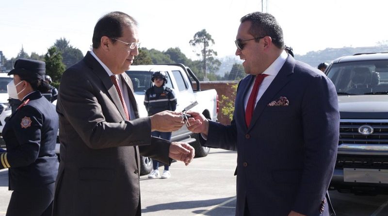Entrega vehículos e indumentaria AMC