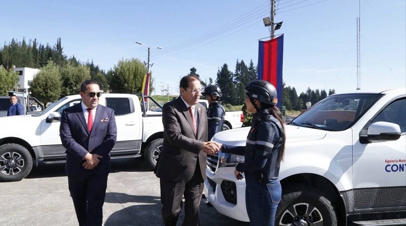 Entrega vehículos e indumentaria AMC