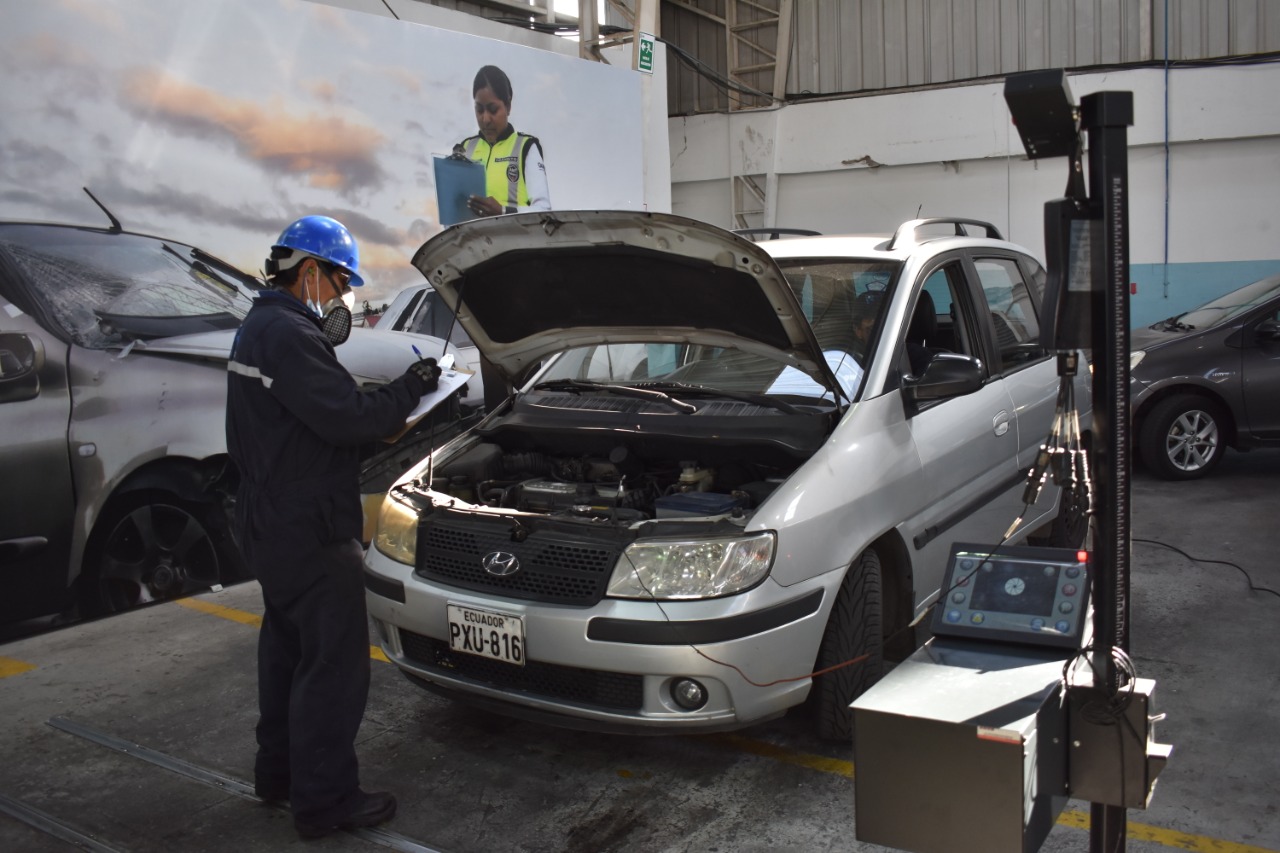 Un vehículo sin placas sí puede presentarse a la RTV Quito Informa