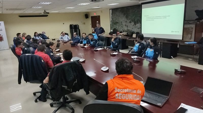 Funcionarios de seguridad se capacitan en temas de salud ante erupción del Cotopaxi