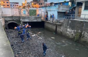 Limpieza cauce río Machángara