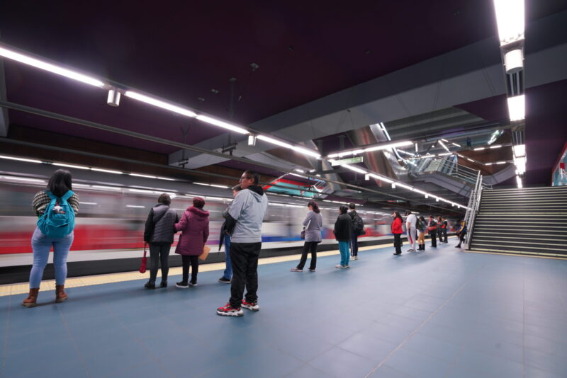 Afluencia en el Metro de Quito rompe récords: 4,9 millones de viajes en ...