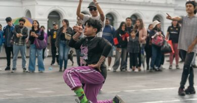El teatro se vive en las calles y el barrio: vecinos y vecinas toman la Plaza del Teatro El teatro se vive en las calles y el barrio: vecinos y vecinas toman la Plaza del Teatro