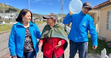 Familias en situación vulnerable de Huarcay reciben agua e insumos esenciales por parte del Municipio Familias en situación vulnerable de Huarcay reciben agua e insumos esenciales por parte del Municipio