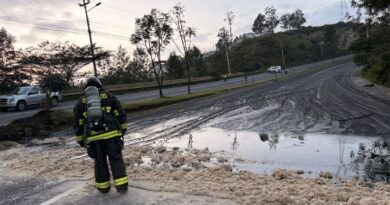 Municipio de Quito activó respuesta para contener el derrame de brea y prevenir contaminación ambiental luego de siniestro de un tanquero