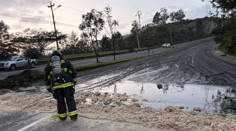 Municipio de Quito activó respuesta para contener el derrame de brea y prevenir contaminación ambiental luego de siniestro de un tanquero