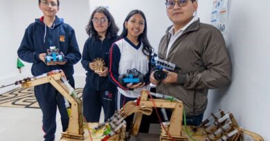 Extracurriculares que cambian vidas: jóvenes del Benalcázar crean y programan robots