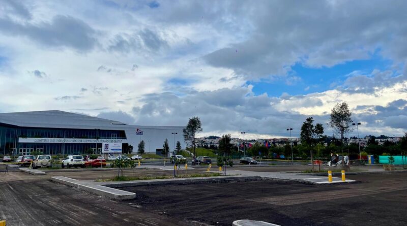 Continúa el cambio de asfalto en el estacionamiento Bicentenario B