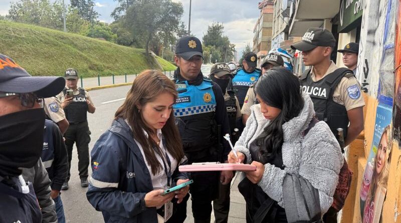 Quito: operativos diarios en el espacio público retiran licor ilegal, frenan contrabando y verifican permisos Quito: operativos diarios en el espacio público retiran licor ilegal, frenan contrabando y verifican permisos