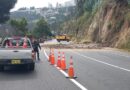 Equipo municipal atendió deslizamiento de tierra en la av. Simón Bolívar Equipo municipal atendió deslizamiento de tierra en la av. Simón Bolívar