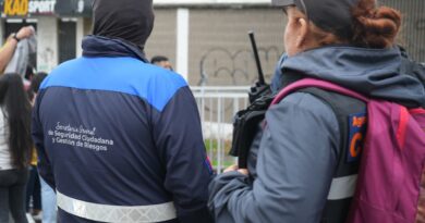 50 armas blancas y 30 objetos peligrosos retirados en operativo durante evento deportivo en el Estadio Olímpico Atahualpa