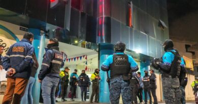 Operativos municipales en el sur de Quito dejan 33 celulares, armas blancas y más de 30 cédulas incautadas en un local