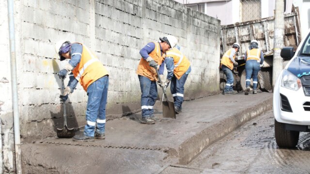 Cuadrilla de Epmmop realiza limpieza de calles y aceras Cuadrilla de Epmmop realiza limpieza de calles y aceras