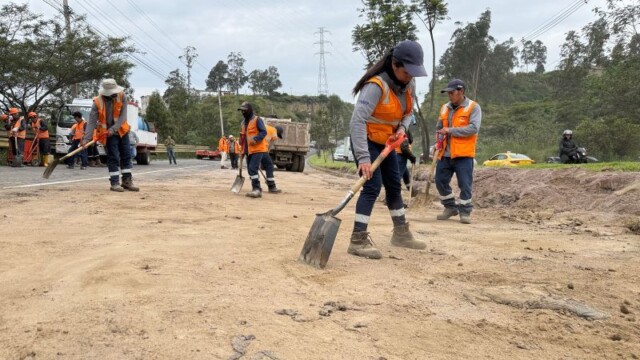 EPMMOP trabaja en la limpieza de la Ruta Viva tras siniestro