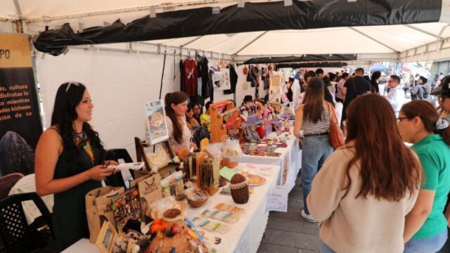 Emprendimientos y seguridad se vive en los exteriores del estadio Atahualpa previo al concierto de Shakira